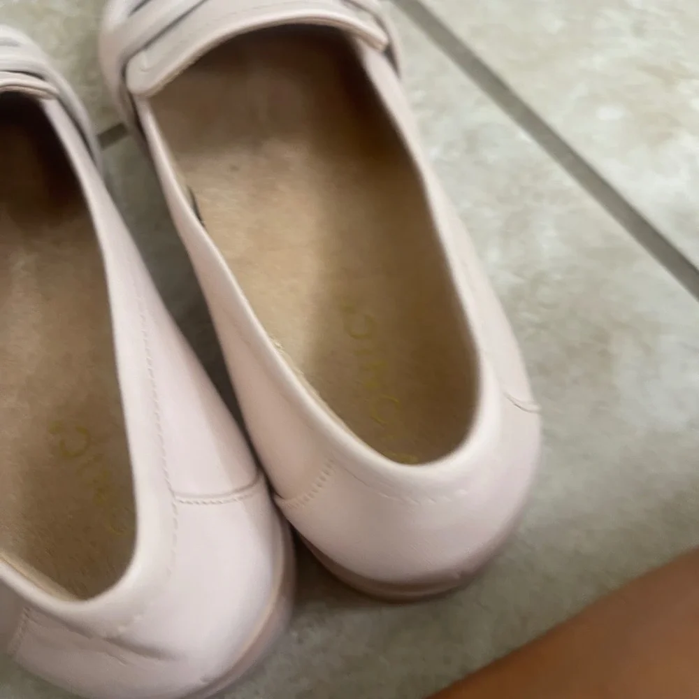 Vionic  Pink Leather Chain Link Loafers Square Toe Shoes Womens 7M SAMPLE NWOT
